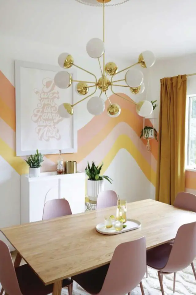 deco interieure couleur rose corail exemple salle à manger moderne fresque facile à faire colorée terracotta jaune luminaire vintage cheminée blanche table en bois