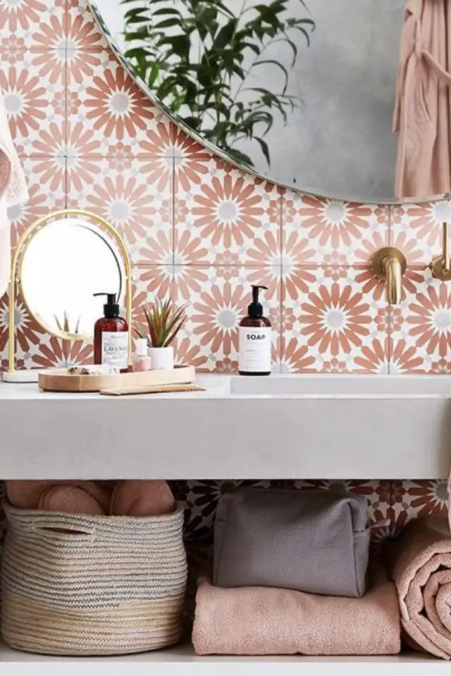 deco interieure couleur rose corail exemple revêtement mural salle de bain carreaux de ciment motif fleur moderne plan vasque en béton ciré chic