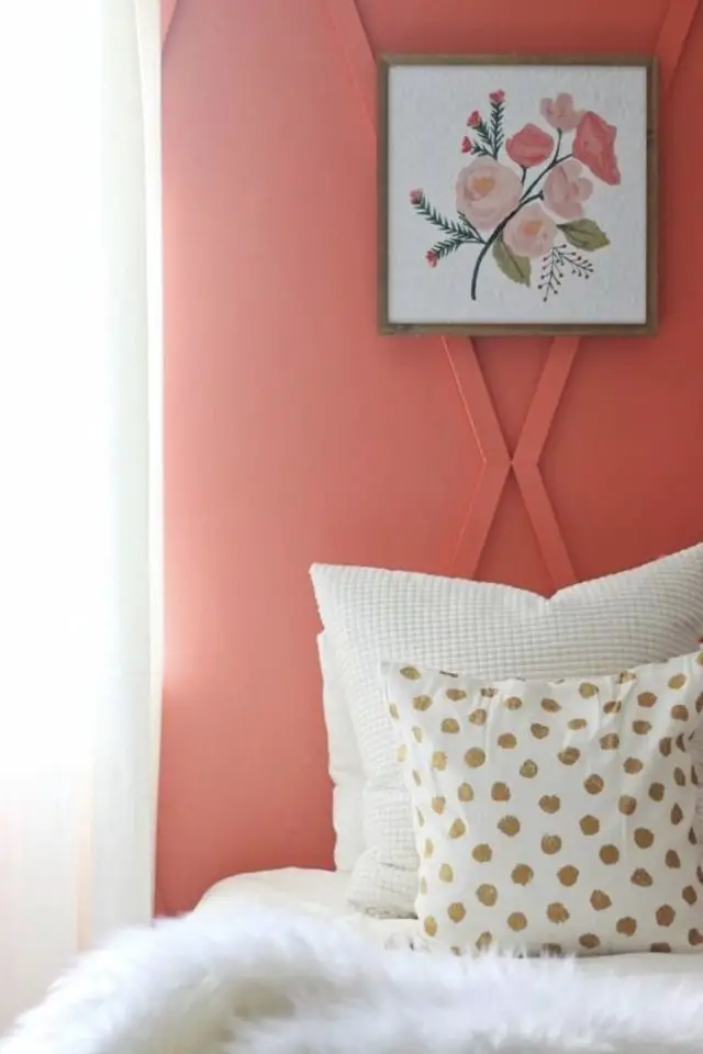 deco interieure couleur rose corail exemple peinture murale chambre avec relief moulure en bois tête de lit tendance
