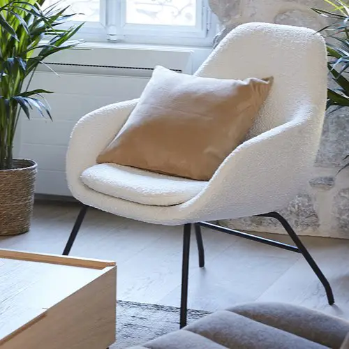 deco meuble style bold arrondi pas cher Fauteuil design en tissu effet laine bouclée blanc cassé et métal noir