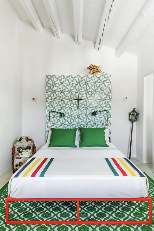 deco murale dessus lit exemples applique murale papier peint motif graphique vert ambiance méditerranéenne