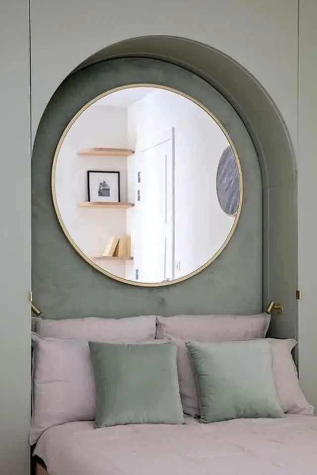 deco murale dessus lit exemples alcôve cintrée niche arche miroir couleur vert sauge