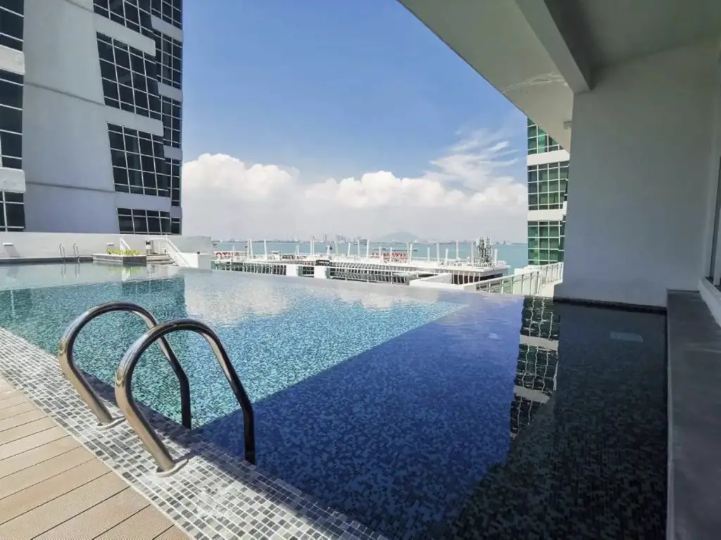 decor loft industriel moderne voyage malaisie piscine extérieure immeuble Penang vacances tourisme luxe