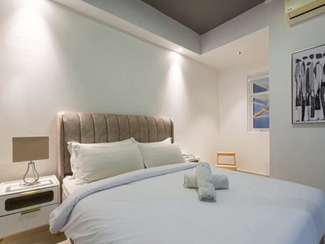 decor loft industriel moderne voyage malaisie chambre adulte minimaliste blanche tête de lit capitonnée