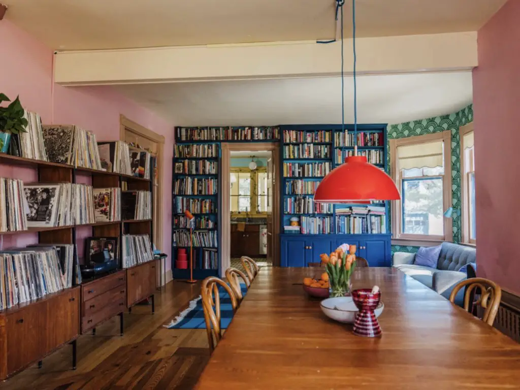 decor maison couleur joyeuse famille salle à manger mobilier en bois grande table familiale bibliothèque bleu et meuble vintage rangement personnalité