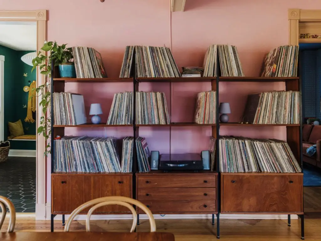 decor maison couleur joyeuse famille bibliothèque vintage mid century modern rangement livre salle à manger pièce à vivre