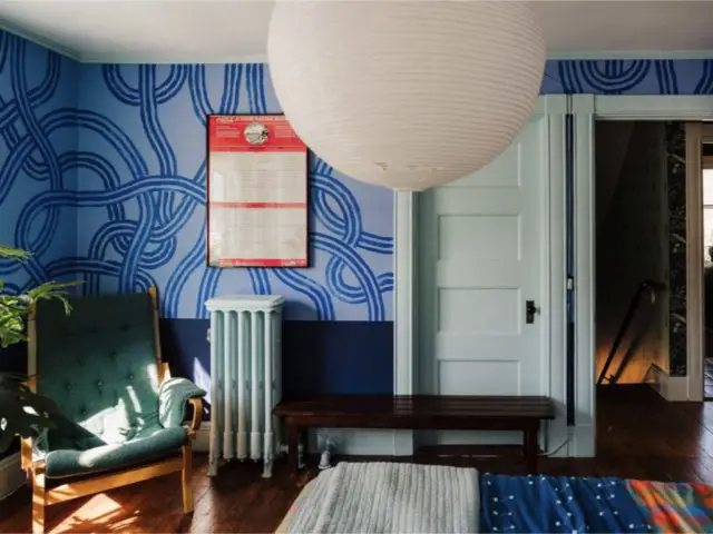 decor maison couleur joyeuse famille chambre parentale porte peinte radiateur couleur vert d'eau ambiance plusieurs nuances de bleu