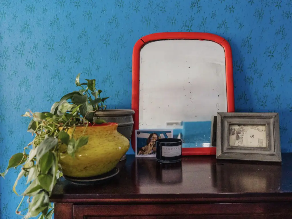decor maison couleur joyeuse famille chambre d'ami peinture murale bleu avec motif fait au rouleau tampon miroir relooké en rouge détails déco commode en bois plante