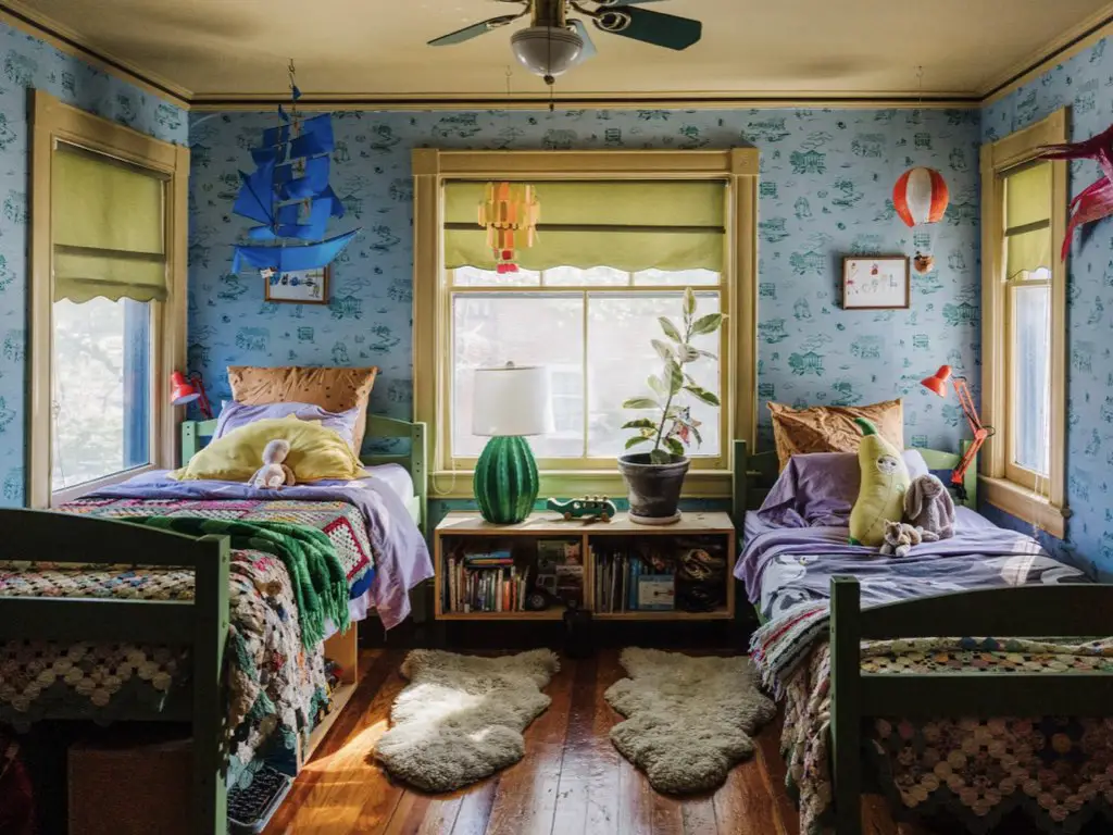 decor maison couleur joyeuse famille chambre d'enfant double bleu et jaune maximalisme tapis ocre parure de lit