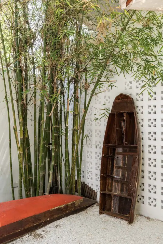 decor villa luxe bangkok voyage détail décor jardin claustra extérieur en béton peint en blanc bambou