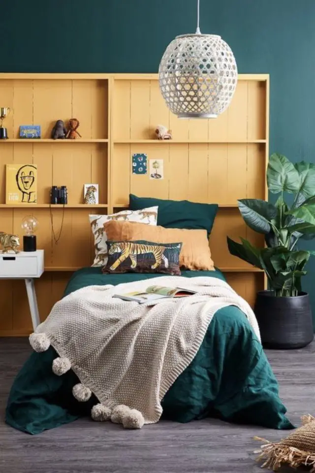 decoration chambre enfant moderne couleur vert sapin peinture et parure de lit meuble mural étagère jaune franc