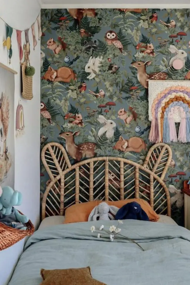 decoration chambre enfant moderne couleur vert papier peint animaux forêt tête de lit en rotin nature forme ours original