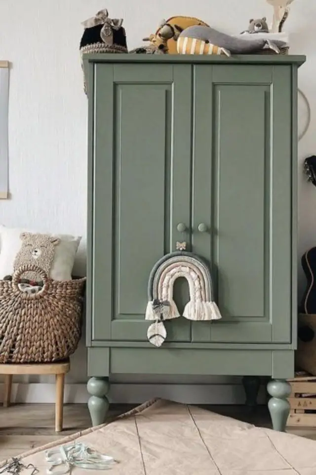 decoration chambre enfant moderne couleur vert armoire parisienne relookée vert sauge moderne