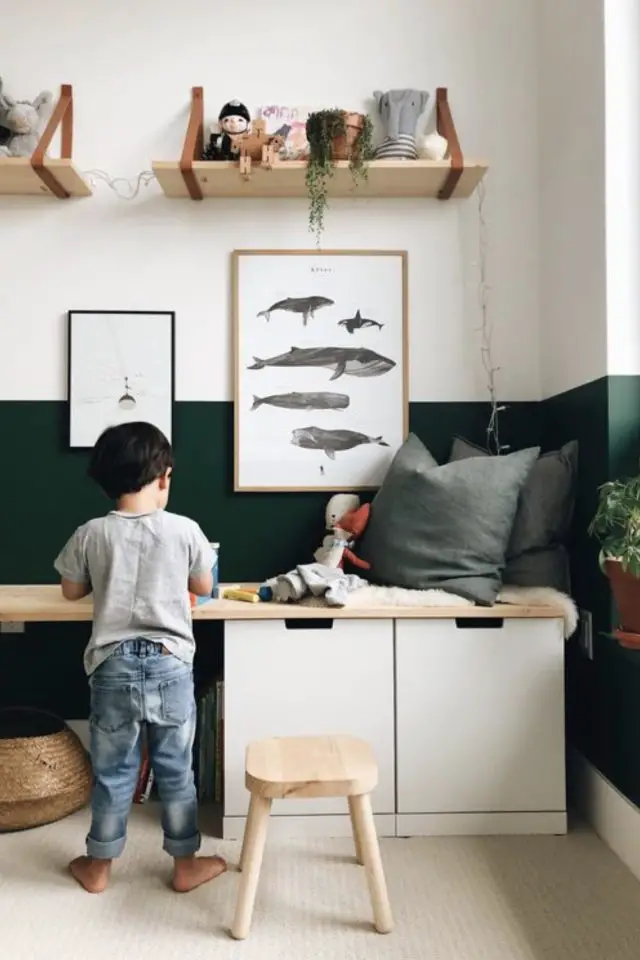 decoration chambre enfant moderne couleur vert soubassement verts sapin bureau banquette meuble blanc et bois ambiance nature