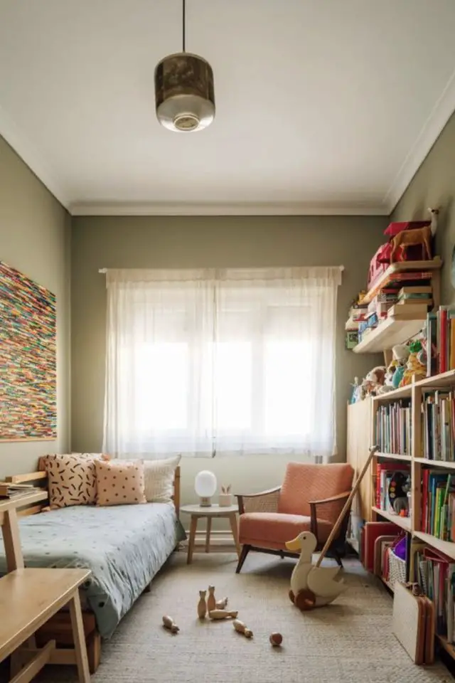 decoration chambre enfant moderne couleur vert kaki clair peinture bibliothèque rangement en bois