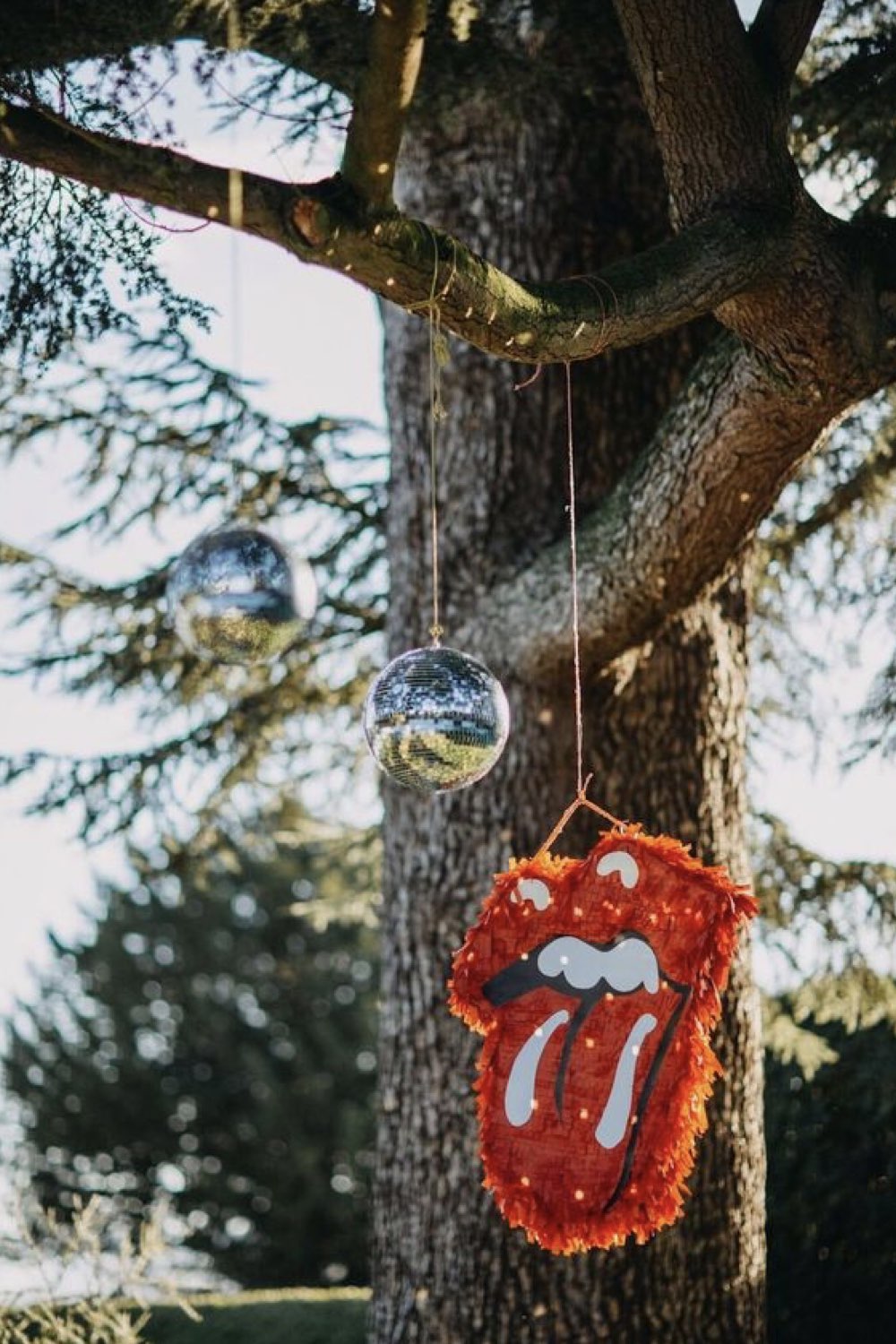 decoration mariage theme rock exemple en extérieur pinata Rolling Stones boules à facettes accrochées dans un arbre