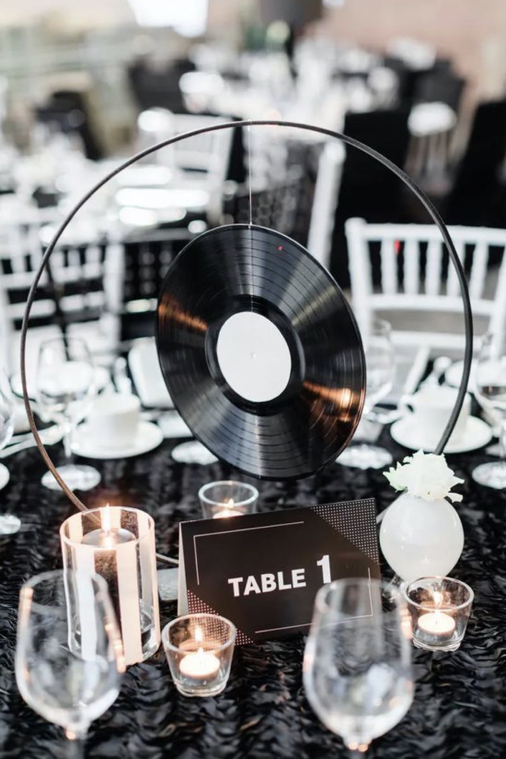 decoration mariage theme rock exemple alternative bouquet centre de table vinyle suspendu numéro de table décor noir et blanc