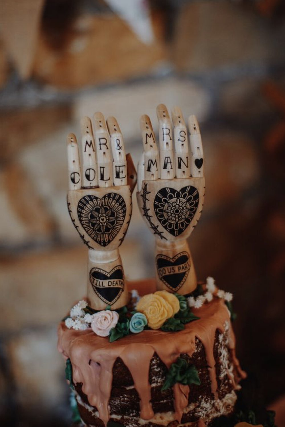 decoration mariage theme rock exemple petit gâteau original main en bois articulée tatouage