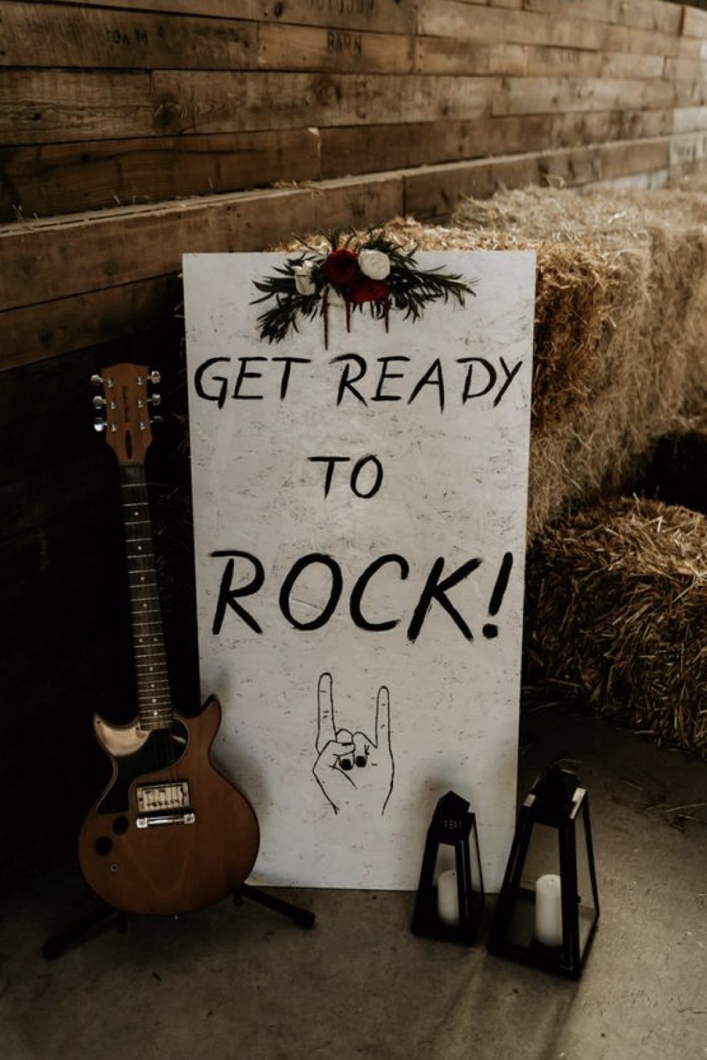 decoration mariage theme rock exemple kakemono entrée pancarte simple facile efficace déco de salle grange