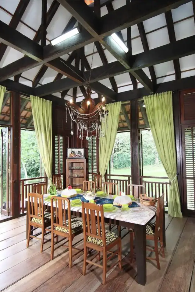 dormir habitat traditionnel malaisie voyage maison armature bois terrasse couverte espace repas grand voilage vue sur la nature