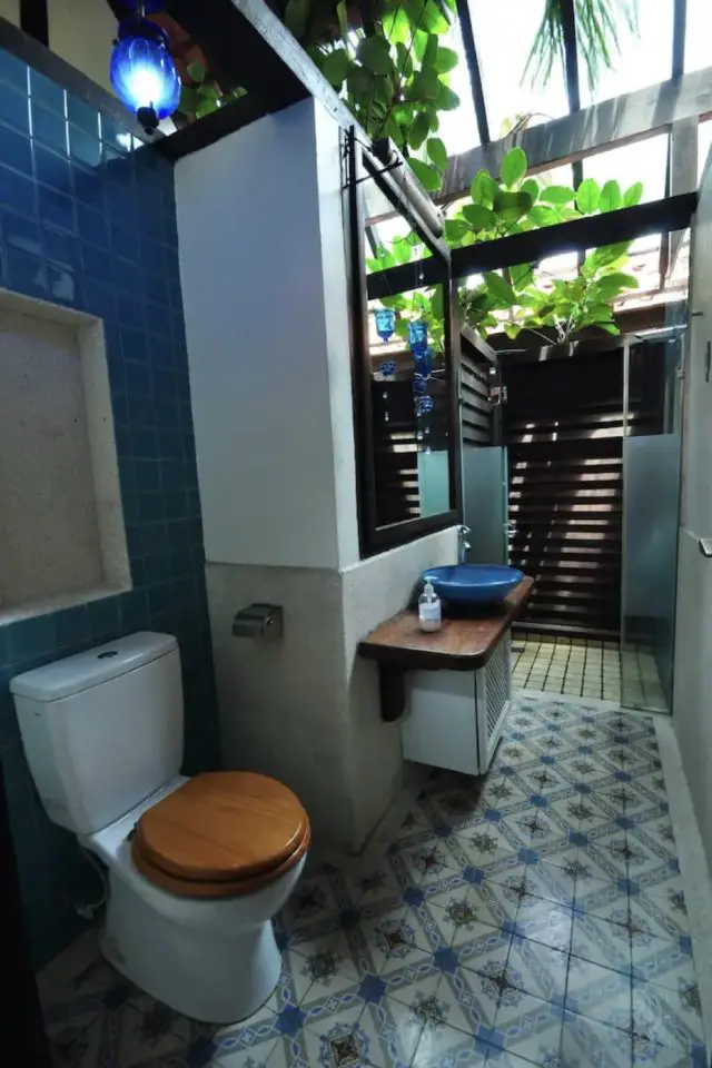 dormir habitat traditionnel malaisie voyage salle de bain carreaux de ciment sans toiture pour profiter de la nature