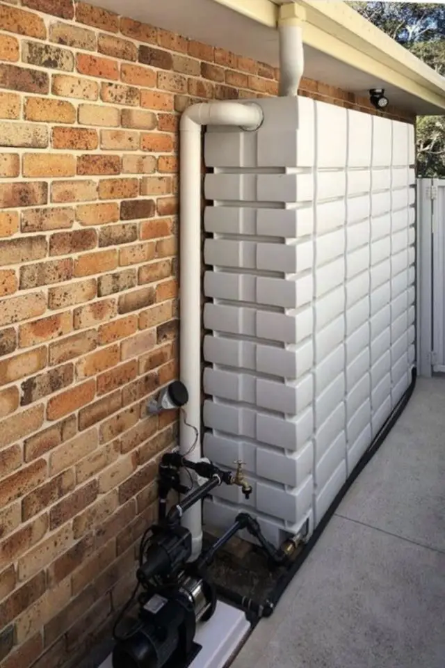 economiser eau arrosage jardin bac récupérateur d'eau de pluie gain de place contre la façade