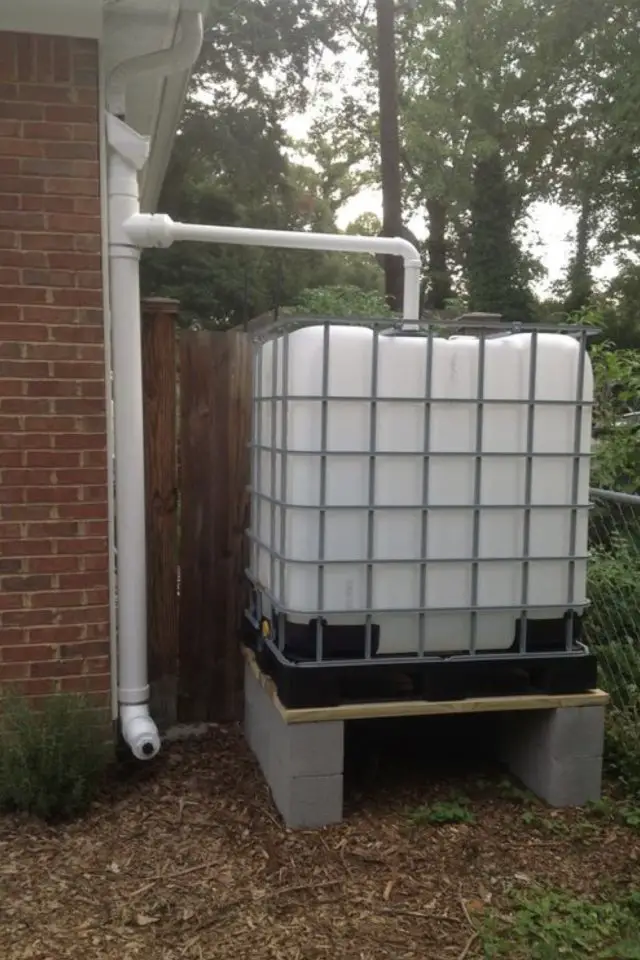 economiser eau arrosage jardin citerne récupérateur d'eau de pluie gouttière extérieure