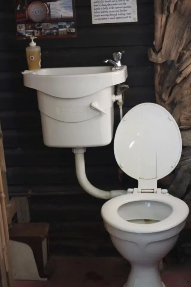 economiser eau chez soi conseils système wc toilettes lave-main connecté au réservoir de la chasse d'eau maison plus durable