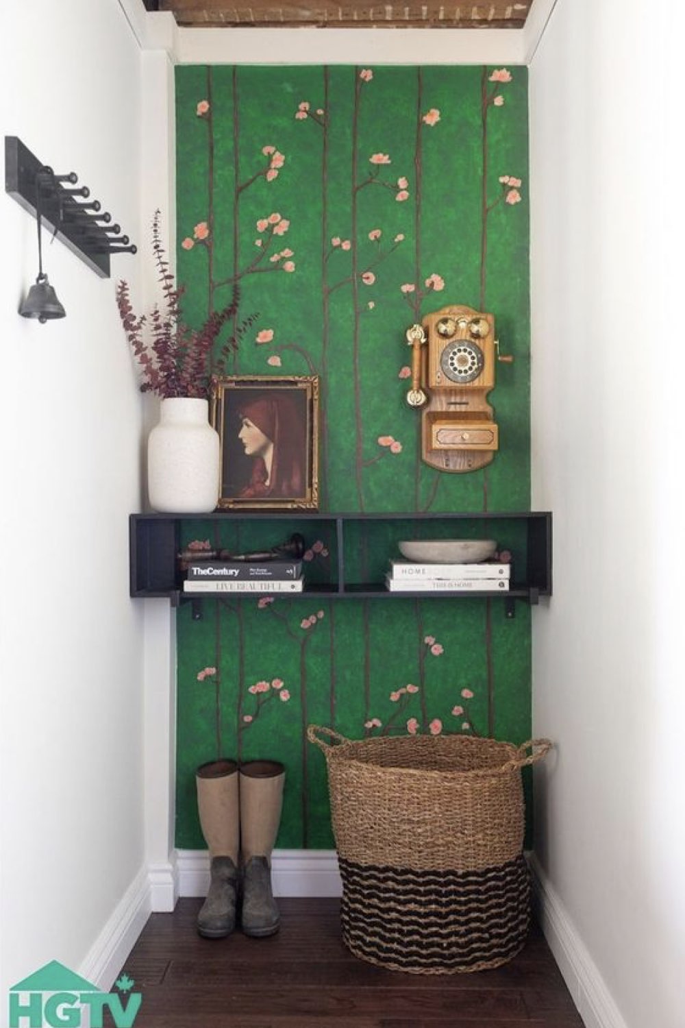 entree maison idee decoration idée de profondeur agrandir l'espace papier peint coloré mur du fond vieux téléphone étagère rangement panier vase blanc