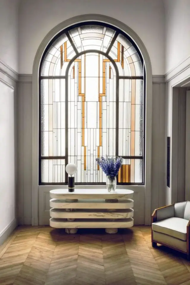 exemple decoration interieur art deco vitrail arrondi avec motif rectiligne verre coloré blanc gris orange chic décor original