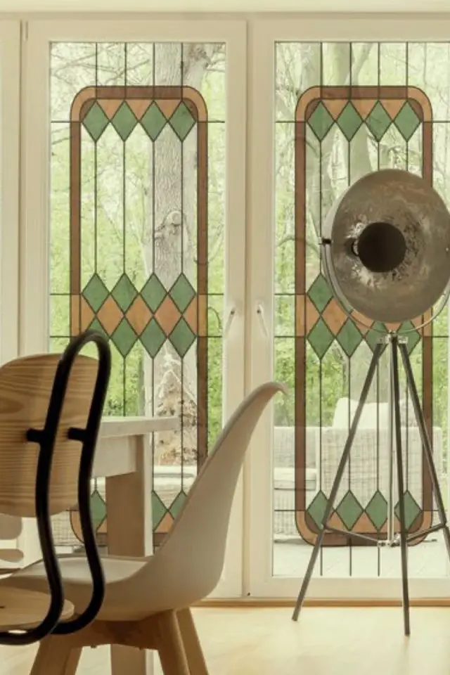 exemple decoration interieur art deco vitraux intérieur motif géométrique simple losange rectiligne verre teinté