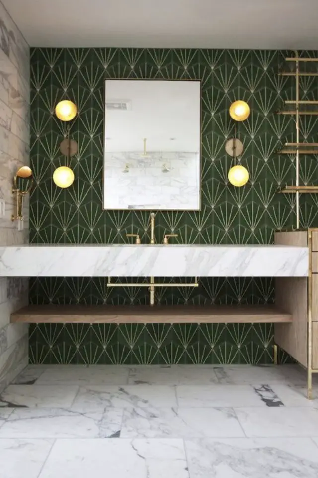 exemple decoration interieur art deco papier peint salle de bain mélange moderne et ancien luminaire doré géométrie