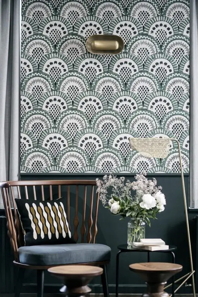 exemple decoration interieur art deco papier peint motif vert et blanc arc de cercle arrondi soubassement foncé