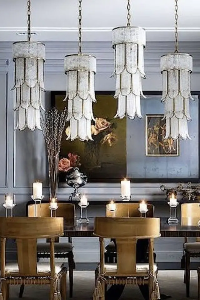 exemple decoration interieur art deco salle à manger chaise en bois grand espace de réception luminaire design chic verre et or