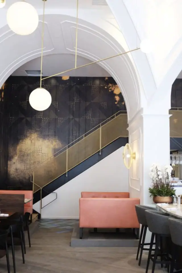 exemple decoration interieur art deco contraste mur noir rampe escaliers doré meuble rose fonctionnel épuré voute