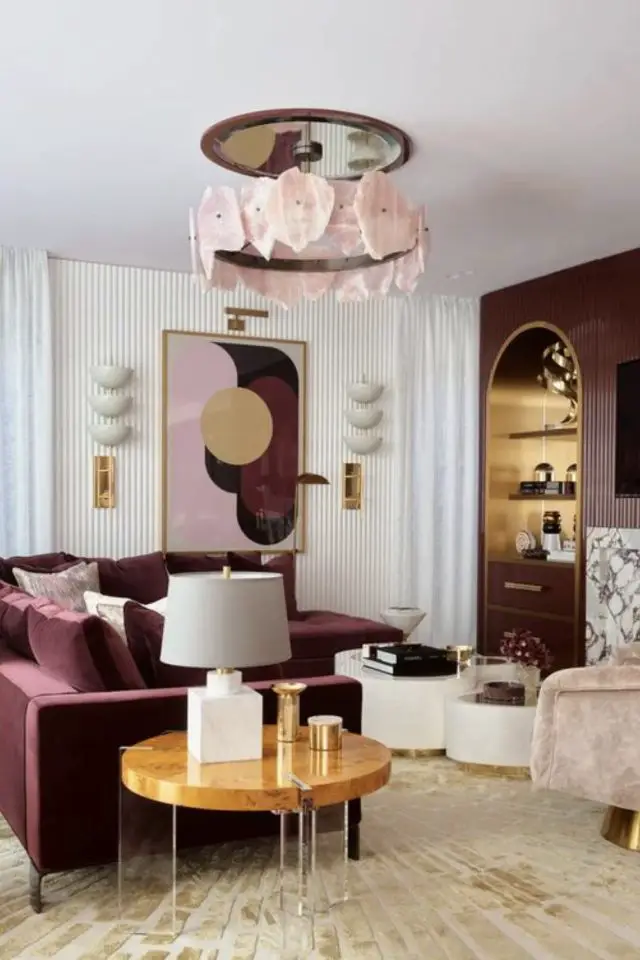 exemple decoration interieur art deco salon séjour dominante blanche couleur complémentaire prune pouf arrondi canapé en velours lustre original