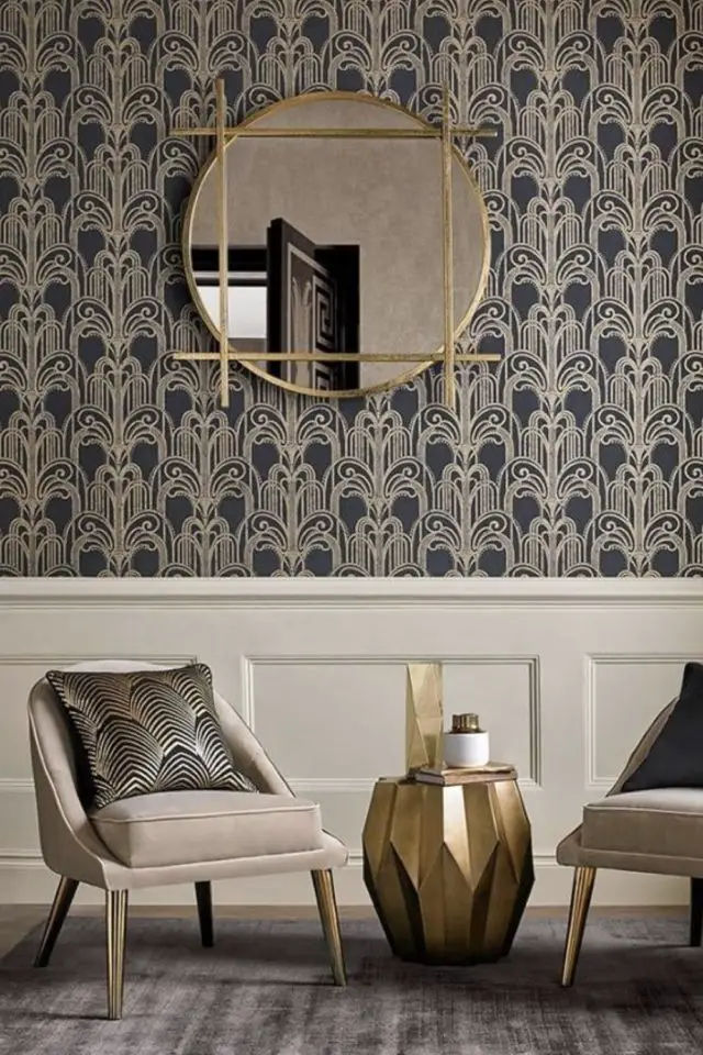 exemple decoration interieur art deco papier peint motif géométrique chic répétitif soubassement moulure salon miroir rond