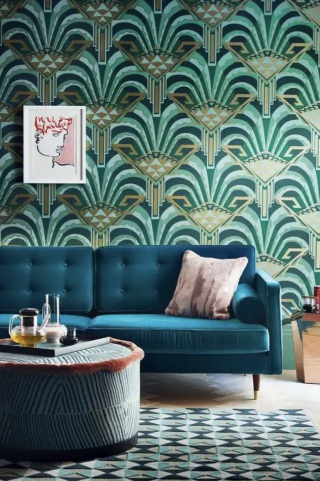 exemple decoration interieur art deco salon coloré motif papier peint chic canapé bleu nuance de vert touche dorée