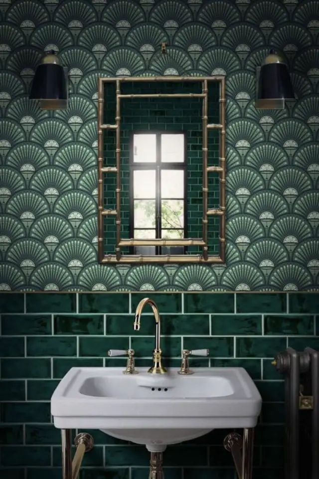 exemple decoration interieur art deco salle de bain chic et élégante couleur sourde vert foncé soubassement carrelage papier peint géométrique