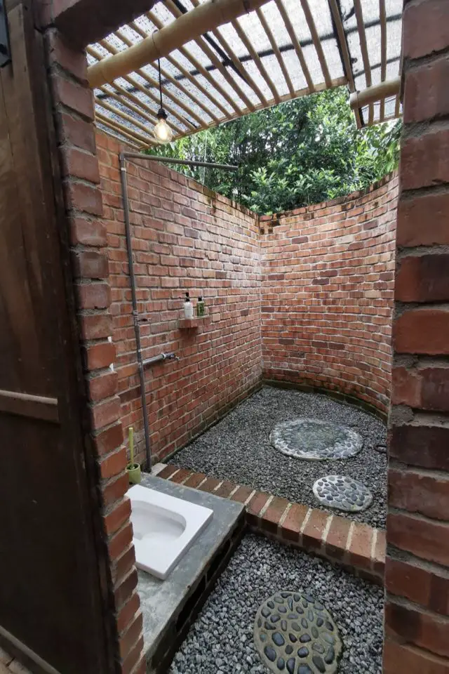 hebergement exception malaisie retraite meditation douche extérieure mur en brique simple