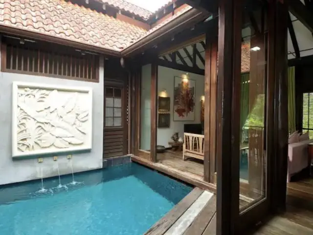hebergement exception voyage vacances malaisie décor piscine maison en bois traditionnelle