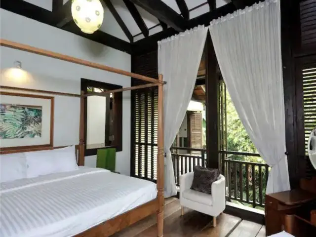 hebergement exception voyage vacances malaisie maison style colonial lit à baldaquin voilage balcon en bois