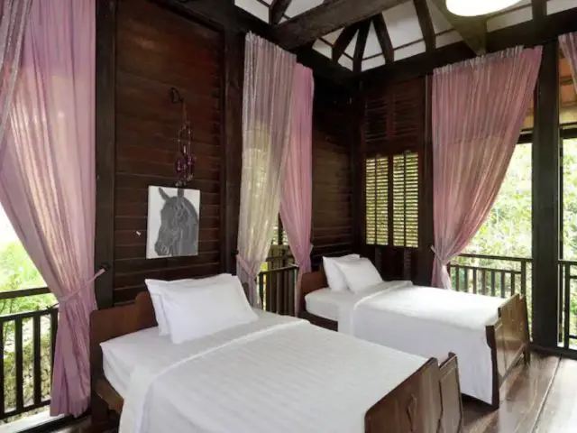 hebergement exception voyage vacances malaisie chambre lit jumeaux mur en bois style colonial voilage balcon