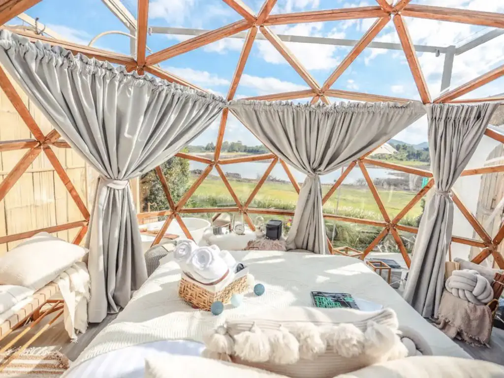 hebergement insolite glamping thailande dome en bois et transparent dormir sous les étoiles Chiang Rai expérience unique