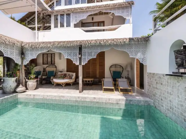 hebergement voyageur exception thailande Bangkok jardin avec piscine terrasse couverte décor ancien suspendu
