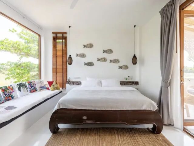 hebergement voyageur exception thailande Bangkok chambre à coucher blanche décoration simple 2 personnes objet déco mur poisson style bord de mer