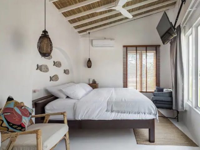 hebergement voyageur exception thailande Bangkok chambre à coucher double arche alcôve déco mur poisson style bord de mer moderne