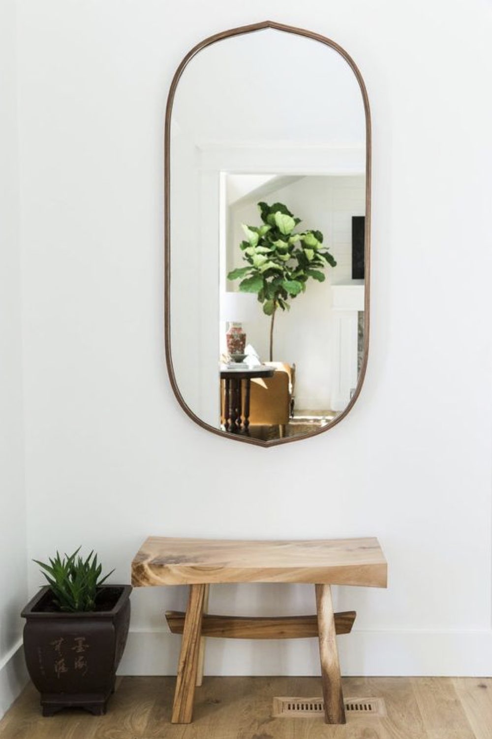idee deco entree moderne exemple petit espace appartement banc grand miroir mural en laiton oblongue chic et simple
