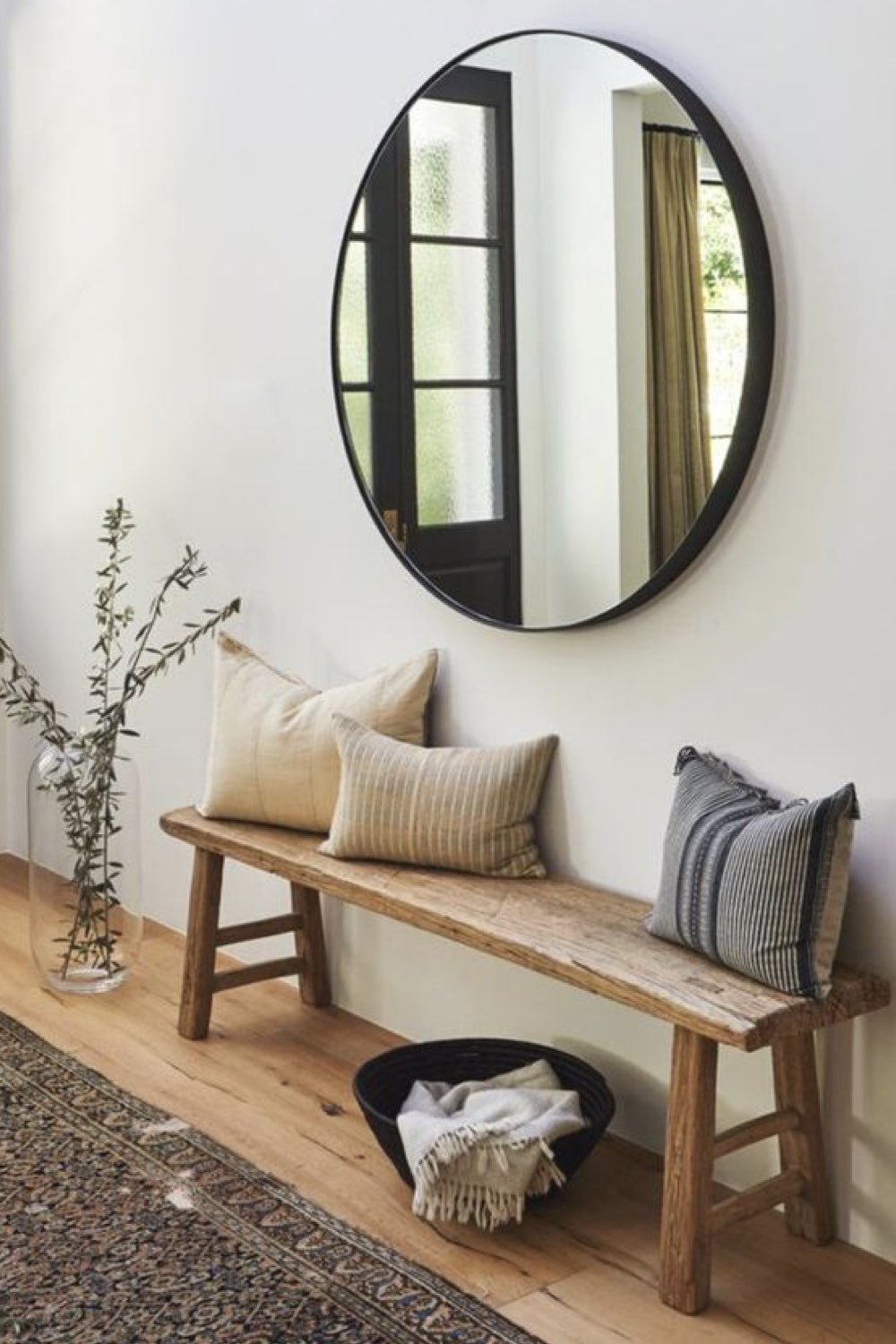idee deco entree moderne exemple banc en bois avec petit coussin pour une touche plus cosy miroir rond noir simple et chic