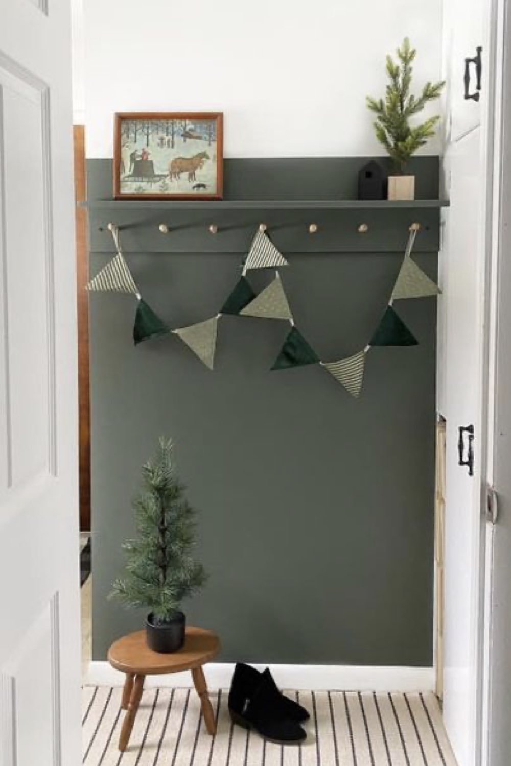 idee deco entree moderne exemple soubassement couleur vert kaki chaleureux patères en ton sur ton fanion déco